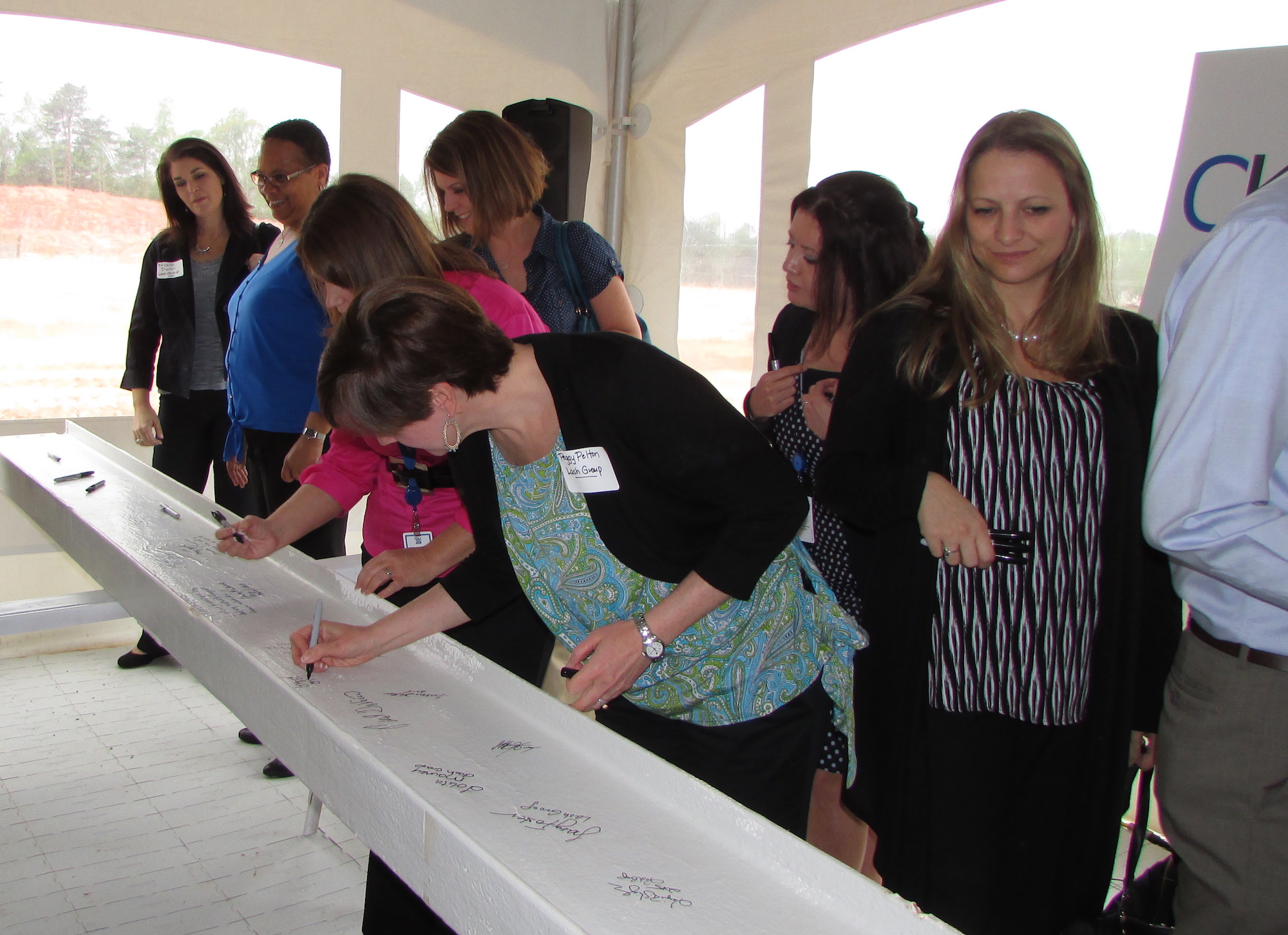 8_LG_beam_signing2